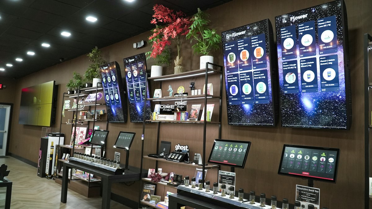 Retail store display with screens