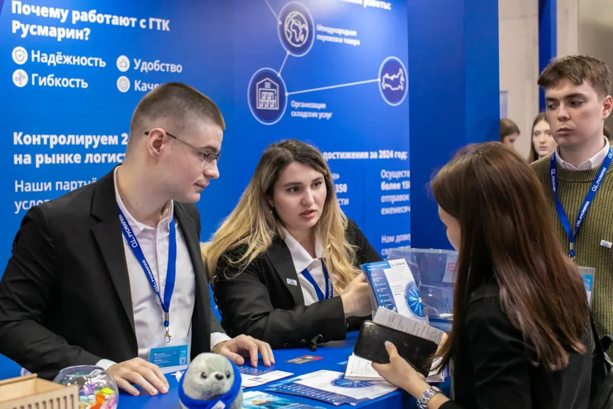 People interacting with a tradeshow booth